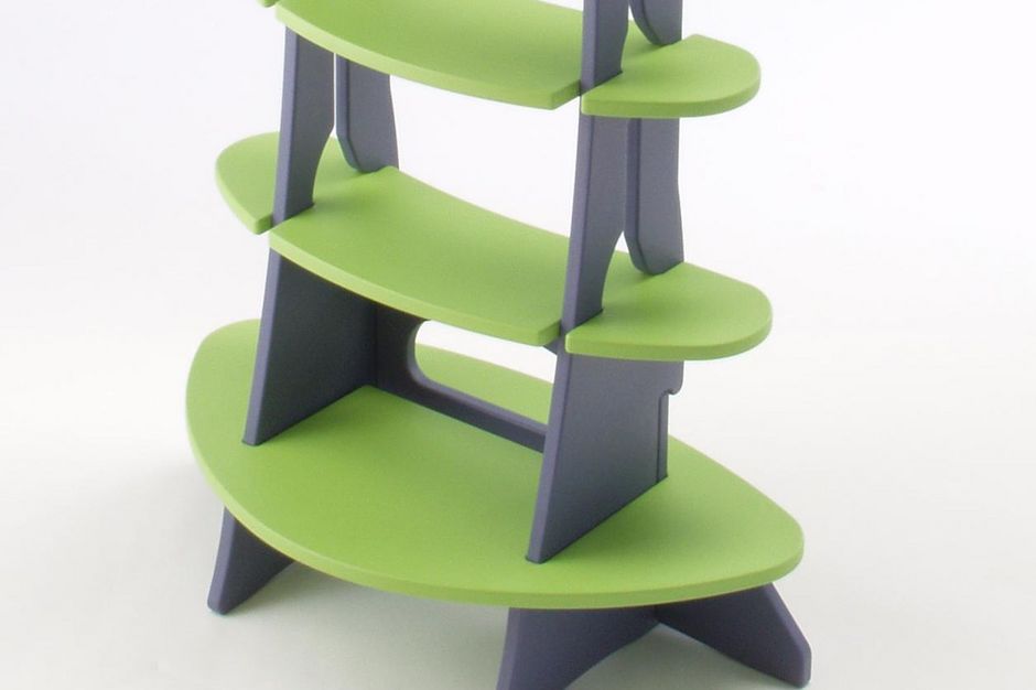 Powder coated wood-ladder with multi-level seating with green footrests and a grey base